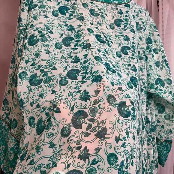 Pre-loved beautiful green blouse! Chico’s size 0 - Picture 3 of 4